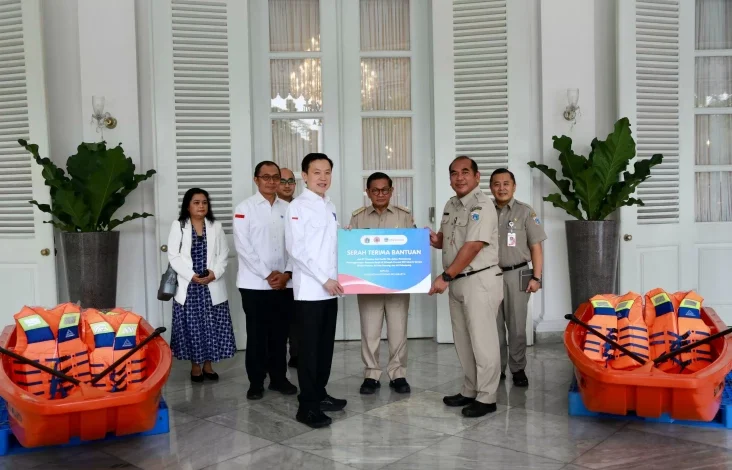 Chandra Asri Distribusikan 20 Perahu Operasional Tanggulangi Banjir pada DKI DKI Jakarta