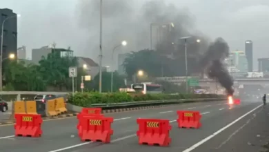 Demo Ricuh, Massa Aksi Tolak UU TNI Masuk ke Jalan Tol Depan Gedung DPR