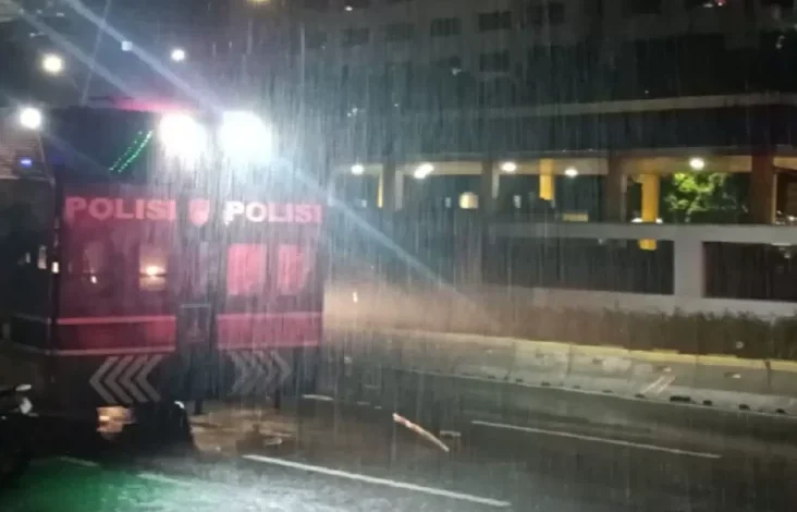 Demo Ricuh Pecah, Polisi Waktu Mundur Massa Aksi Tolak UU TNI