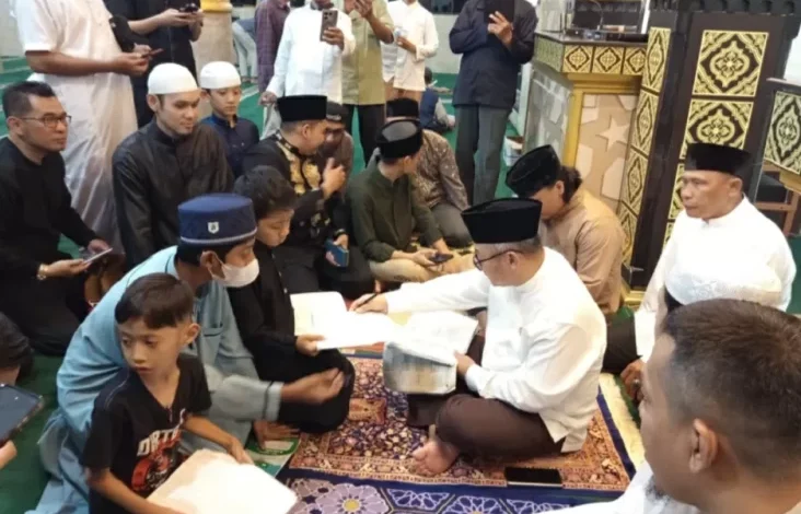 Mendikdasmen Abdul Muti Tarawih Bersama Siswa pada di Masjid Al-Falah, Hal ini adalah Pesannya