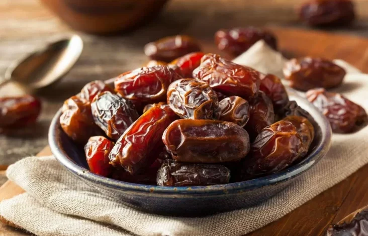 Perang Manis pada Meja Takjil: Kurma Alami vs. Kurma Gula, Siapa Pemenangnya?