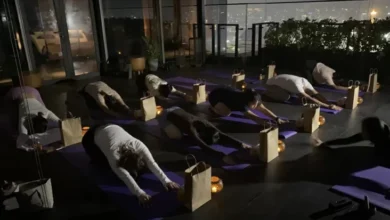 Tren Yoga Ditemani Lilin dan juga juga Cahaya Siklus pada Park Hyatt Ibukota pada waktu Earth Hour 2025