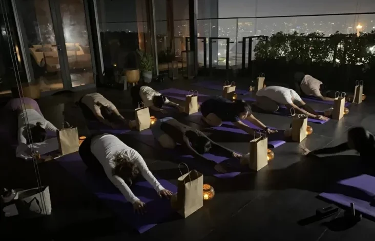 Tren Yoga Ditemani Lilin dan juga juga Cahaya Siklus pada Park Hyatt Ibukota pada waktu Earth Hour 2025