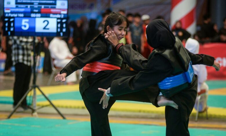 Mengenal sejarah kemudian khasiat pencak silat, seni bela asli Negara Indonesi